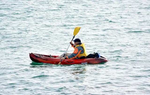 Comment pratiquer le kayak adapté pour PMR : Guide complet