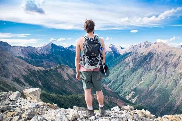 Comment choisir un fauteuil roulant adapté pour vos aventures PMR