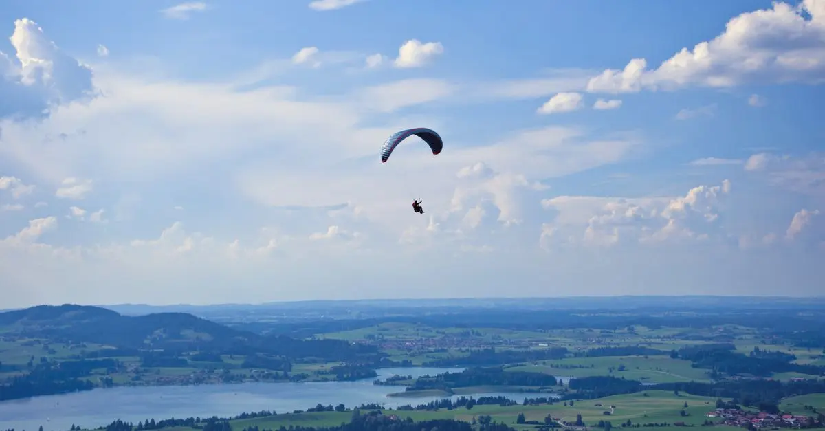 Guide pratique pour débuter le parapente adapté