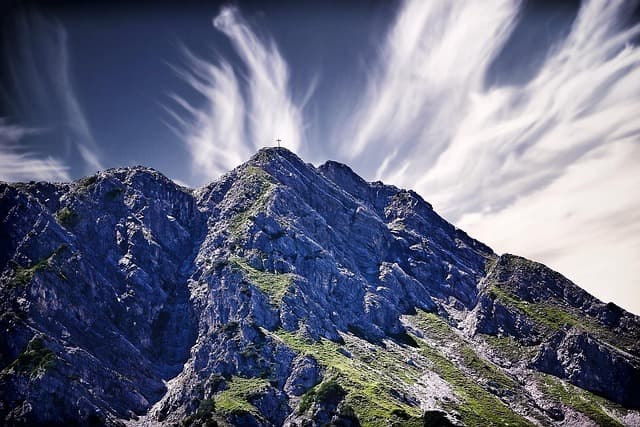 Comment choisir un fauteuil roulant tout-terrain pour l'aventure