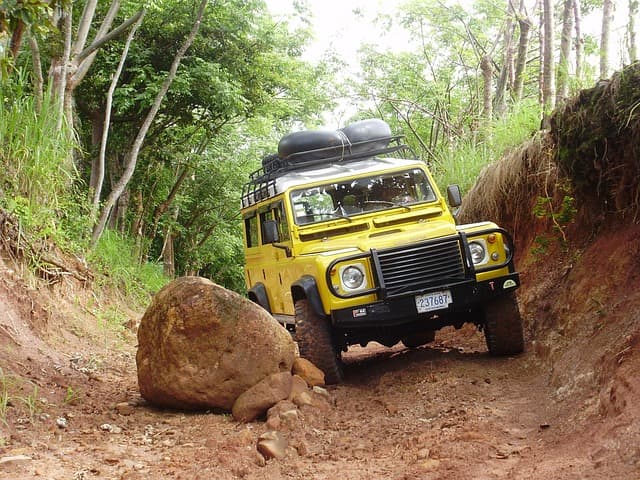 Comment choisir un fauteuil roulant tout-terrain pour l'aventure